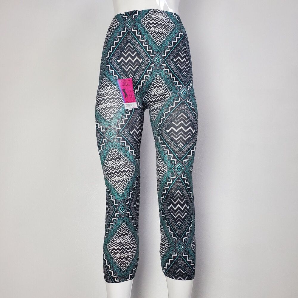 NEW No Boundaries Plus Size Green Geometric Capri Leggings